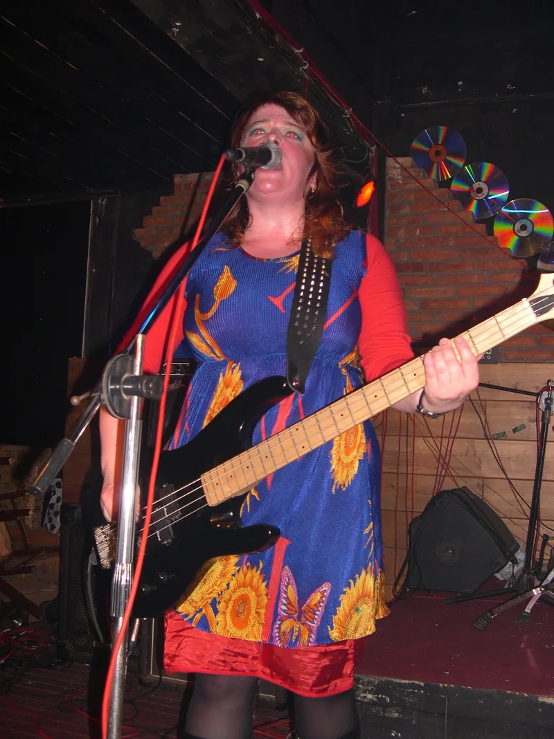 Katy fra JEF LIVE at VOX bar i Wuhan 9. april 2006.JPG
