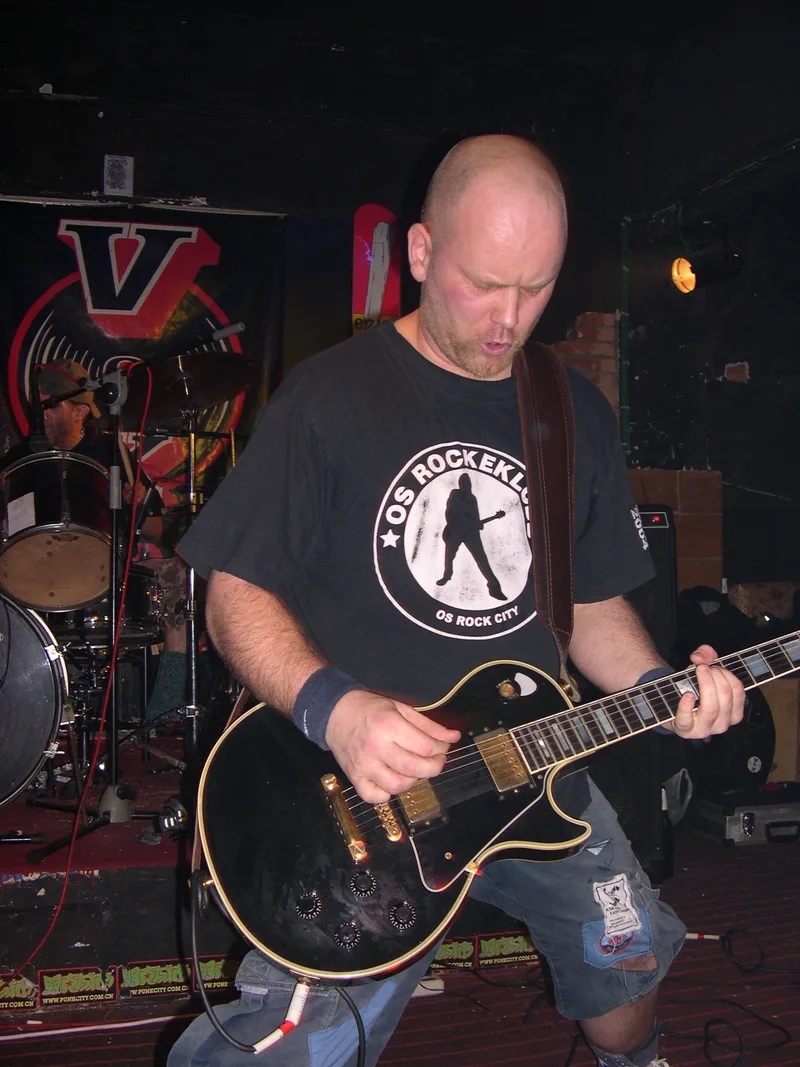 Kjell fra JEF LIVE at VOX bar i Wuhan 9. april 2006.JPG