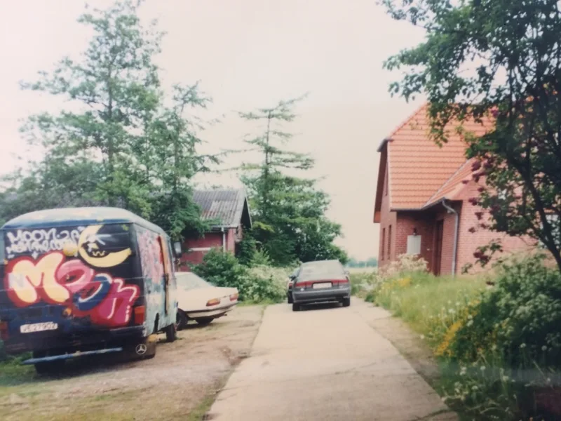 Utenfor Delta studio i 1995 og jakten på alt vi ville ha tilbake fra plateselskapet.jpg