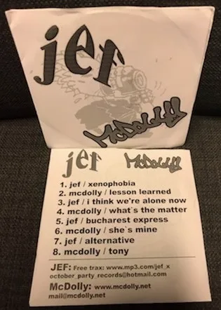 JEF & McDolly Gratis promo cd som ble gitt ut i 1200 eksemplarer og delt ut gratis 15.03.2002, alt CD brent og klippet ut for hånd hjemme av oss selv..jpg