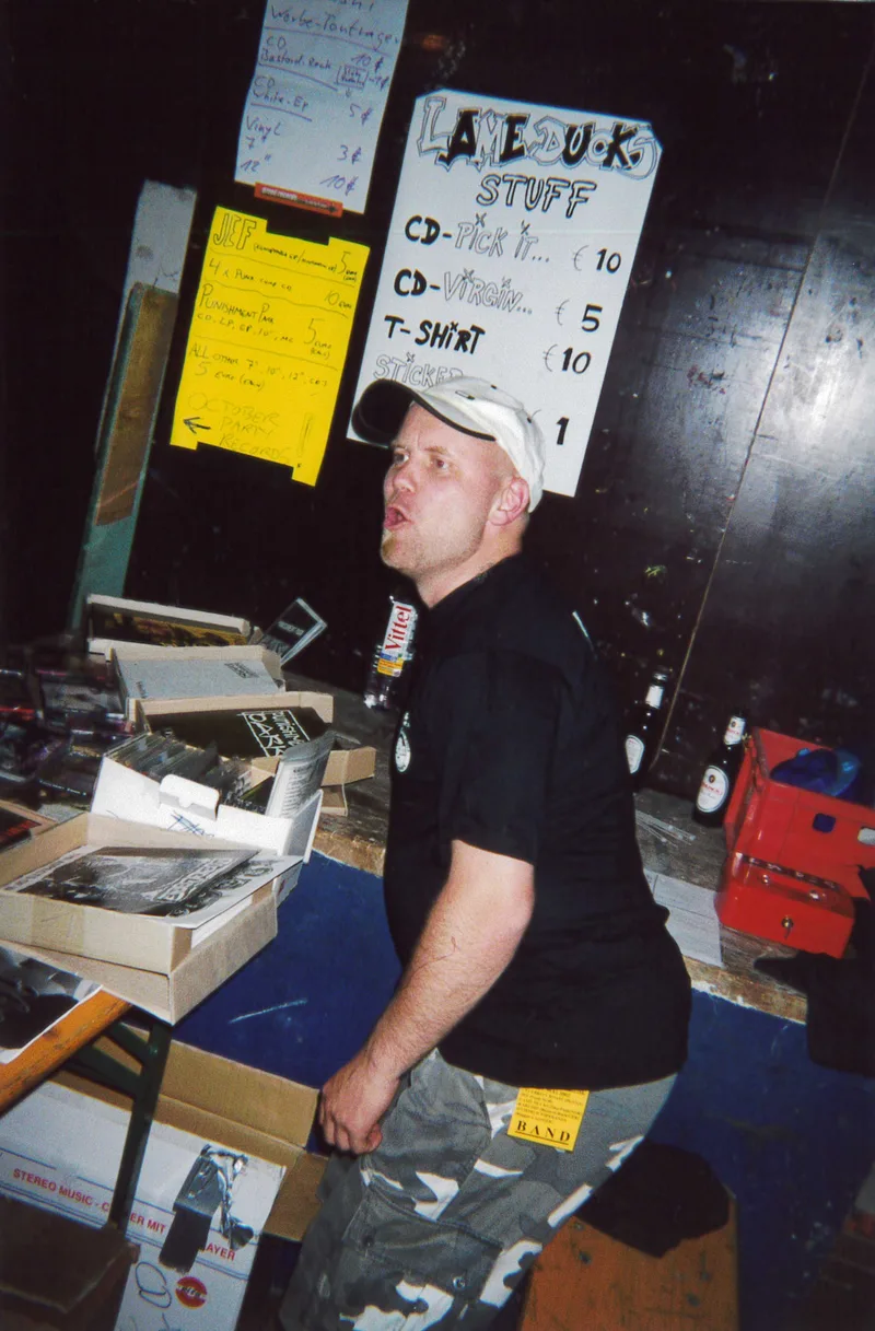 JEF Octrup Fest Kjell selger merch