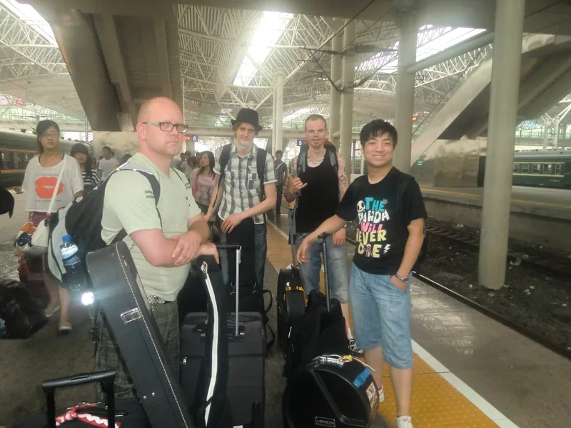 10 30 Juni venter på toget i Nanjing Kina