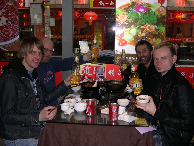 Første dag i BeijingKina i 2009 og første middag - The waiter.jpg