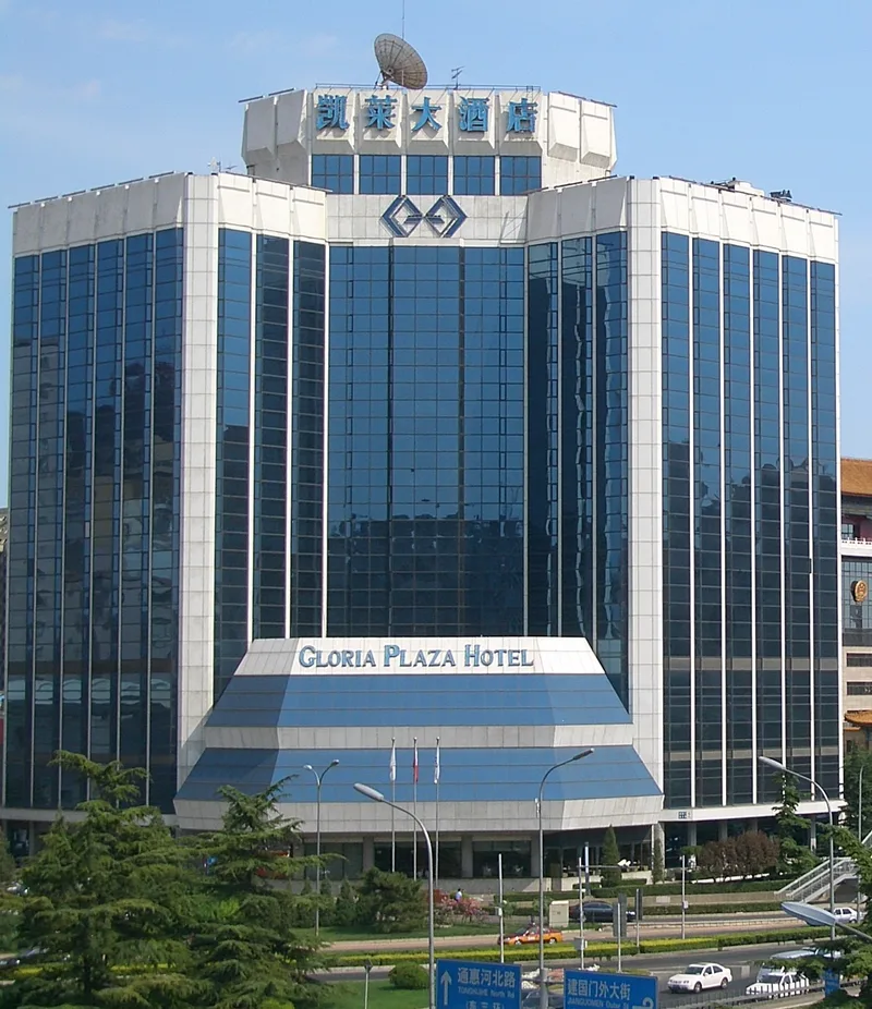 Gloria Plaza Hotel - internet.jpg