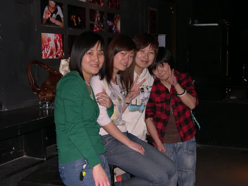 Yuyintang - Shanghai VV (tour guide) with her friends.jpg