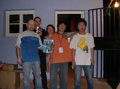 Henger med to av eierne av et av Kinas største musikkmagasin, de som la ved Bergen Rock City cd-ene med magasinet sitt, 10.04.2006 Jef 4698 bar – Changsha with Last.jpg