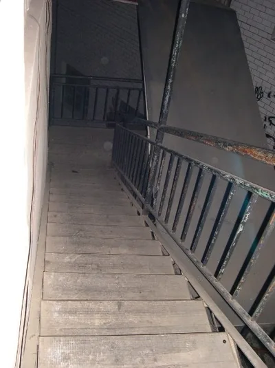 Trappen ned fra klubben i Guiling.jpg