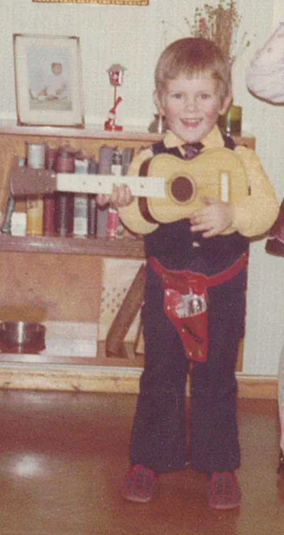 Kjell som liten med gitar og pistol