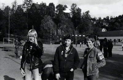 Charles, Jan Tore og Kjell Punk ved Os Ungdomskole tidlig på 80tallet, Fotograf Morten Brekke (2).jpg