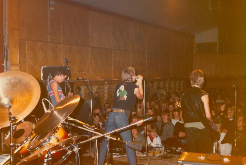 SPY live i Fjellheim i Os Rock oktober 1984, fotografert av Jan Tore Finnema (1).jpg