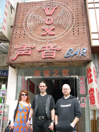 09.04.2006 Jef Vox bar – Wuhan with Hongyianqiang (CH) og SMZB (CH).jpg